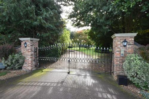 Canalside Manor House Annexe with Secure Parking — 4-Star Luxury Hotel in Heath And Reach, United Kingdom