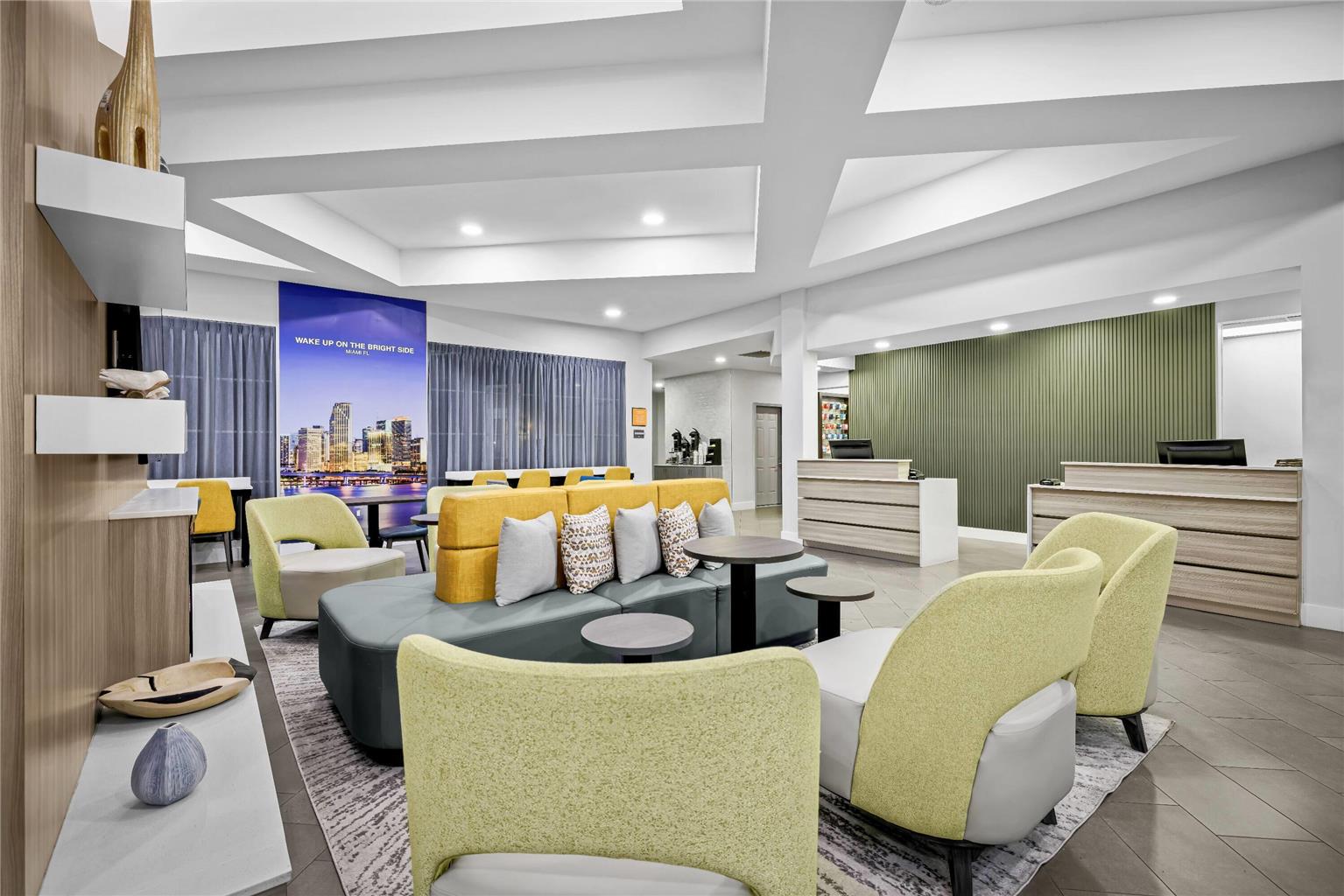 La Quinta Inn & Suites by Wyndham Miami Airport West - photo 7
