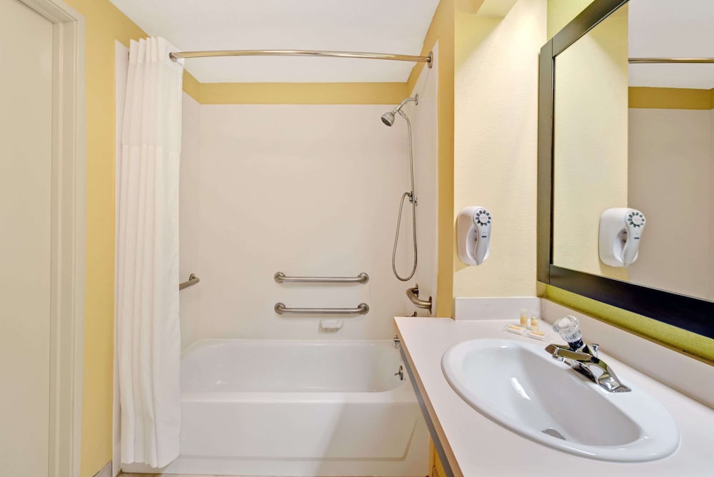 Days Inn & Suites by Wyndham DeSoto - photo 12