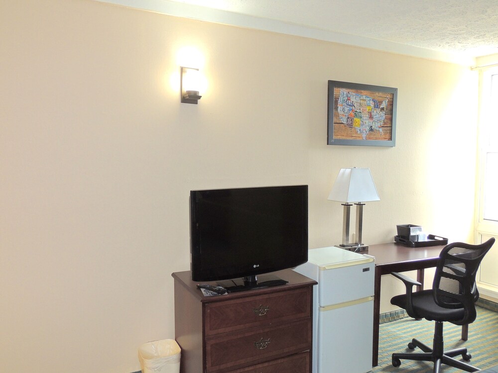 Econo Lodge Wickliffe Cleveland East - photo 37
