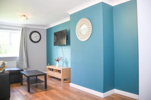 House Sleeps 8 with Garden and Parking — 4-Star Luxury Hotel in Walsall, United Kingdom