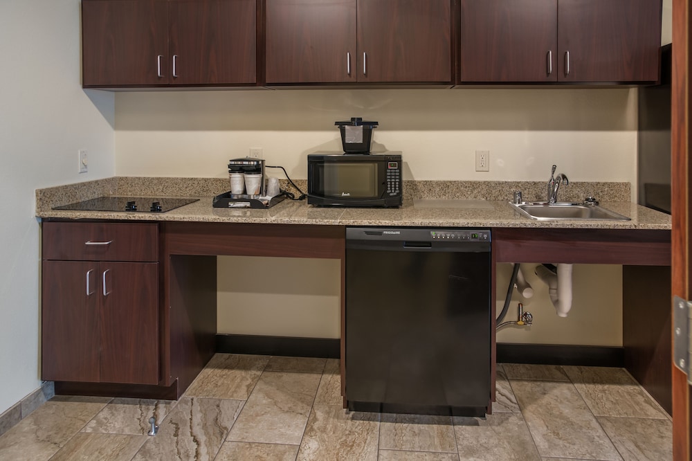 Cobblestone Inn & Suites at UW Stout Downtown Menomonie - photo 26
