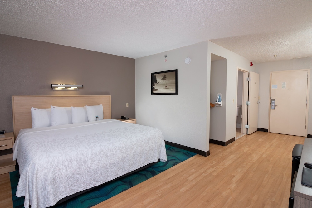 Red Roof Inn PLUS Miami Airport - photo 11