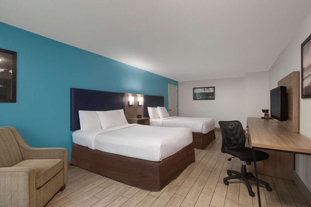 La Quinta Inn & Suites by Wyndham Oceanfront Daytona Beach - photo 14