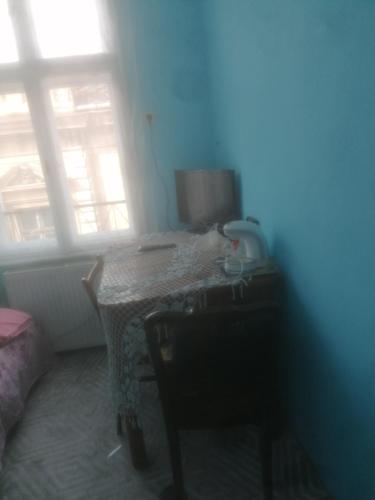 La doi pași de Biserica Neagră in Brasov, Romania