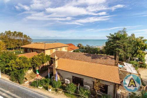 L’isola felice in Unknown City, Italy