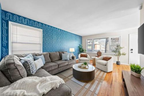 Massive 5 bedroom with hot tub Close to Plaza — 4-Star Luxury Hotel in Kansas City, United States