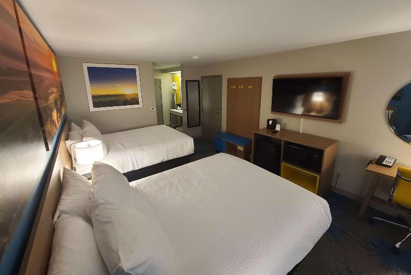 Days Inn by Wyndham Johnson Creek - photo 10
