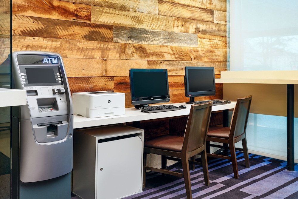 Courtyard by Marriott New York JFK Airport - photo 30