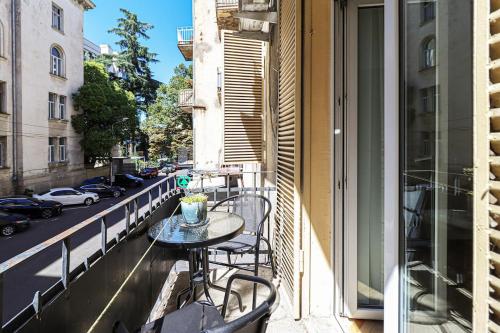 Stylish 3BR Apt near Mziuri Park By Wehost