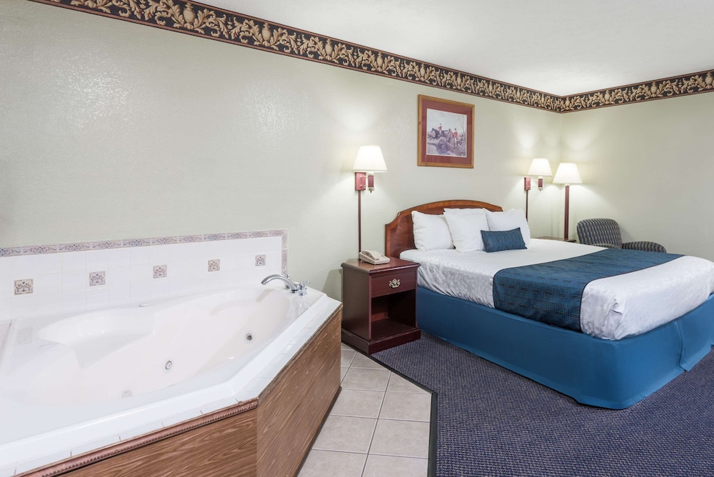Days Inn & Suites by Wyndham Youngstown Girard Ohio - photo 16