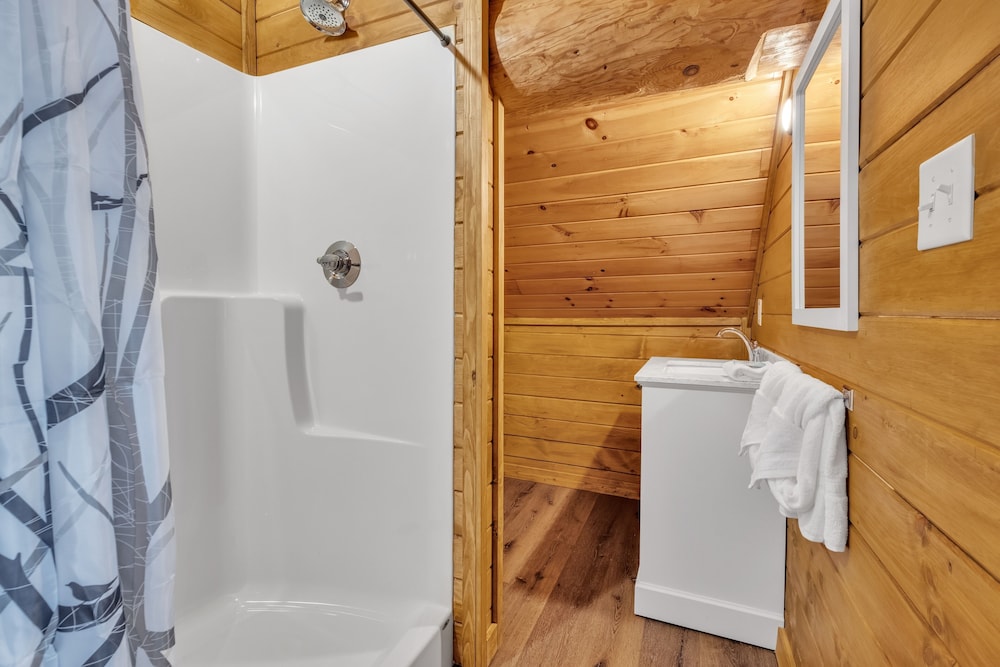 Royal Views Private Mountain Top Cabin 2 Bedroom Cabin by Heavenly Views Resort - photo 12