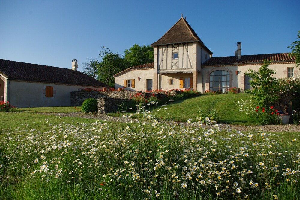 Le Hameau des Coquelicots — 4-Star Luxury Hotel in Saint-Leon-Sur-L'isle, France