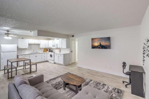 Modern Comfort Near Vegas Attractions Sleeps 6