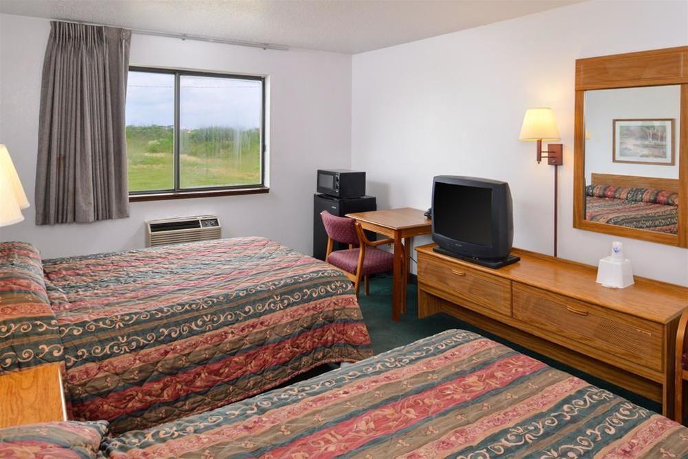 Americas Best Value Inn Walcott Davenport - photo 8