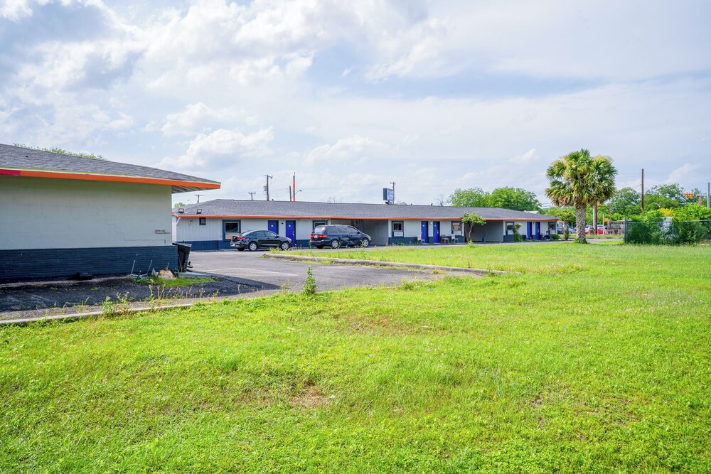 Alamo Oasis Inn And Suites By Oyo San Antonio - photo 42