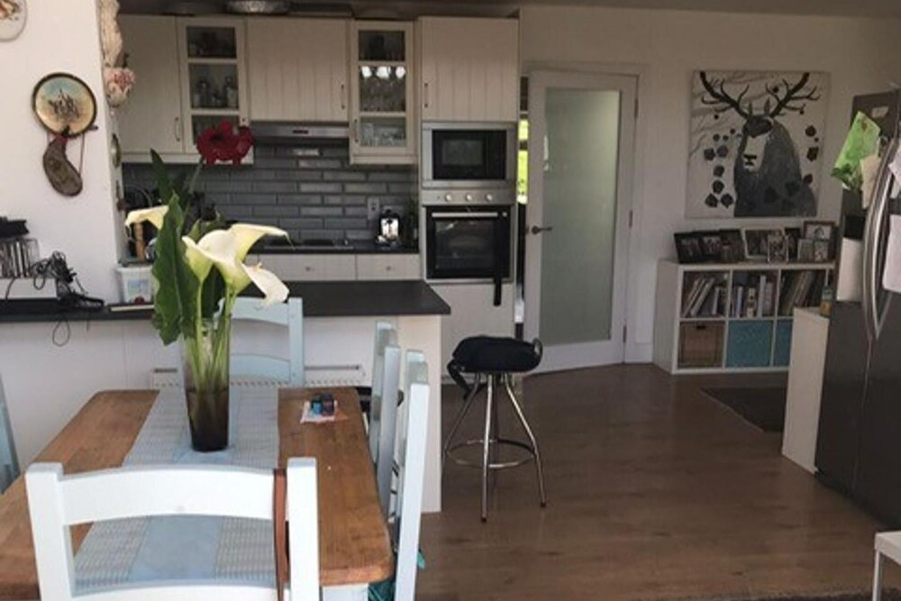 Coastal Hideaway Sleeps 4 & Free Parking