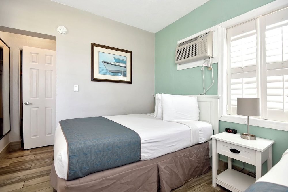 Shoreline Suites & Cabana Cottages - photo 33