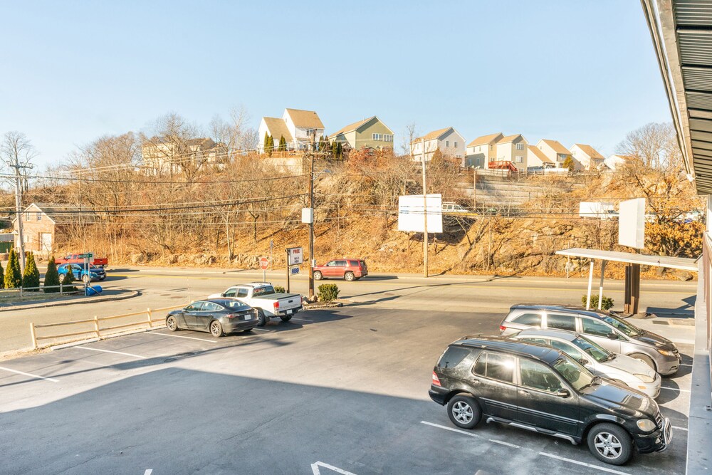 OYO Hotel Malden MA Broadway - photo 28