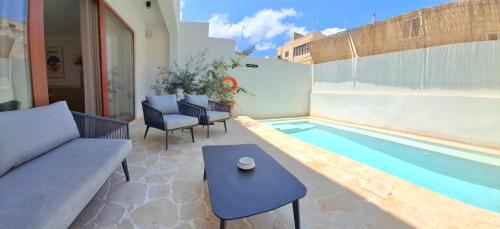 Elegant Retreat with Private Pool & Parking in Sliema, Malta