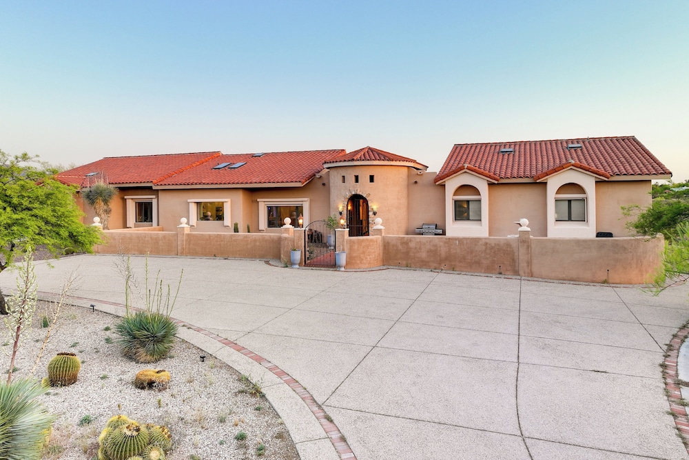 Pet Friendly Tucson Vacation Rental with Huge Yard — 4-Star Luxury Hotel in Tucson, United States