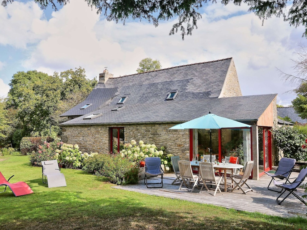 Cosy Holiday Home in Huelgoat With Terrace — 4-Star Luxury Hotel in Huelgoat, France