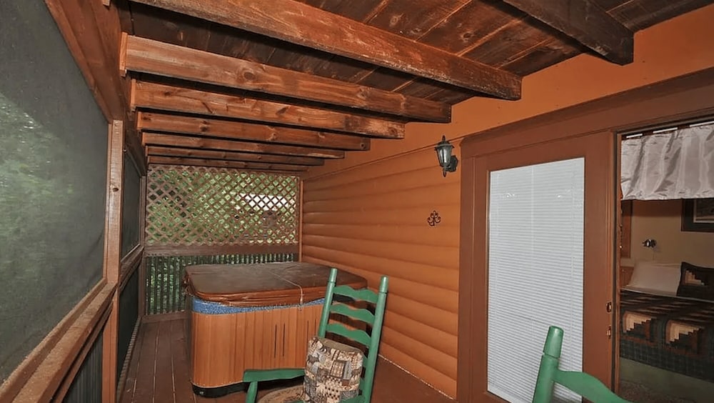 Secluded Sweetheart Escape - last minute hotel in Sevierville