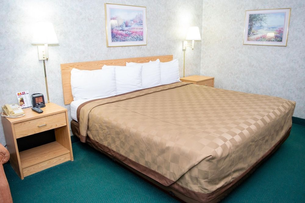 Regency Inn Perrysburg - photo 15
