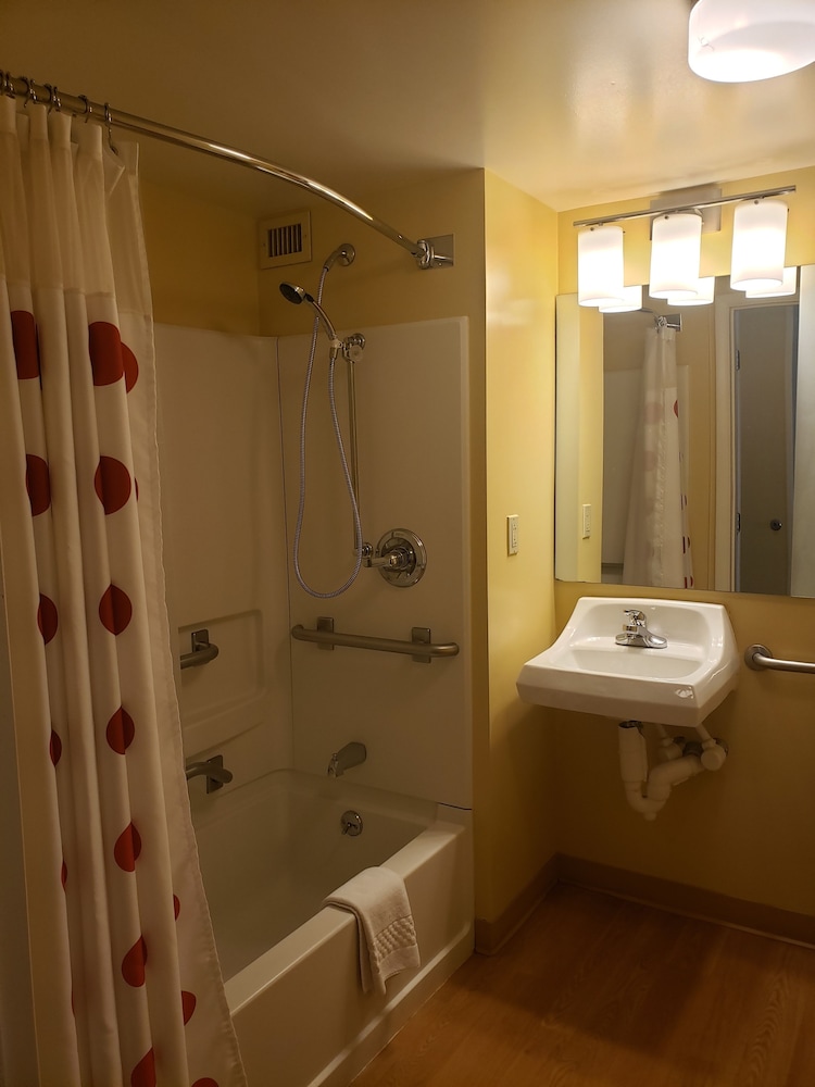 Hawthorn Extended Stay by Wyndham Cincinnati NE Mason - photo 20