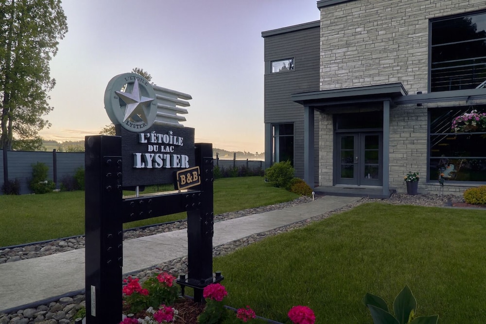 Étoile du Lac Lyster Spa & Vue sur le Lac — 4-Star Luxury Hotel in Coaticook, Canada