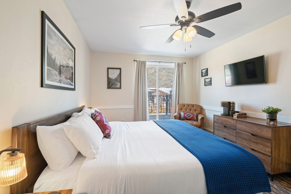 The Bent Elbow Hotel and Restaurant - photo 18