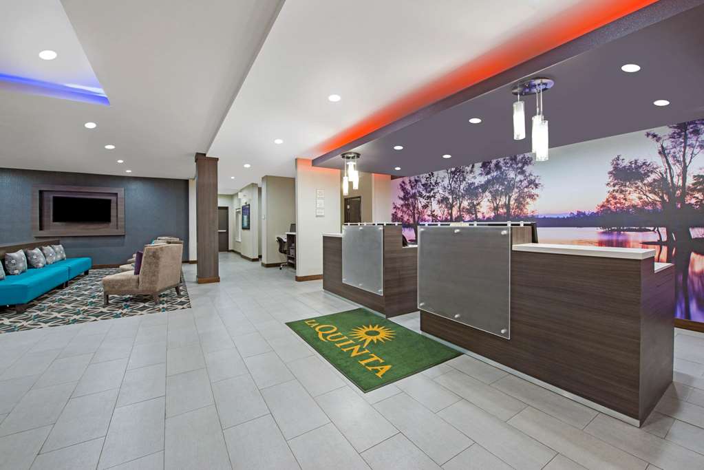 La Quinta Inn & Suites by Wyndham Lake Charles Westlake - photo 7