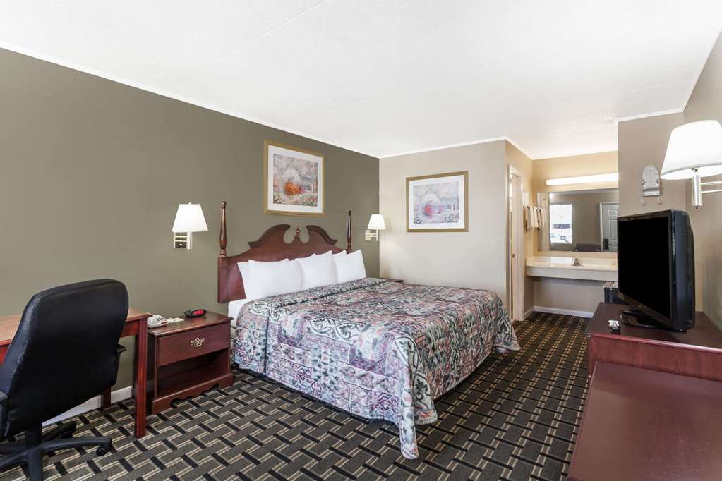 Days Inn by Wyndham Lenoir City - photo 4