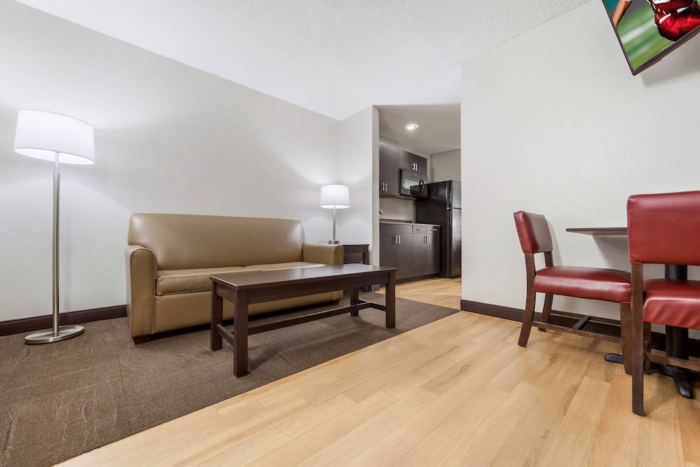 Red Roof Inn & Suites Omaha Council Bluffs - photo 31