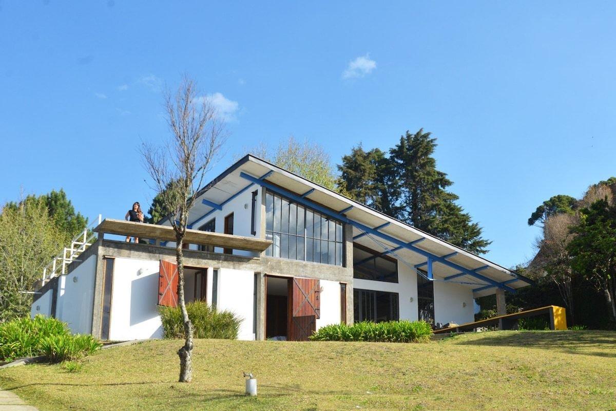 Casa de arquiteto com vista jardim e lareira — 4-Star Luxury Hotel in Campos Do Jordao, Brasil
