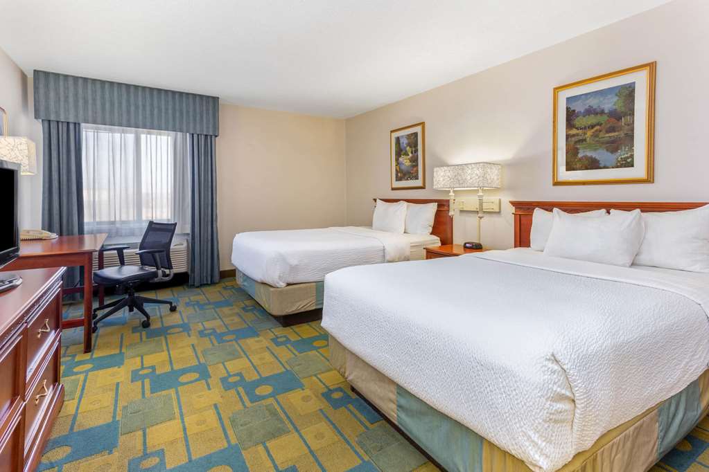 La Quinta Inn & Suites by Wyndham Chicago Gurnee - photo 27