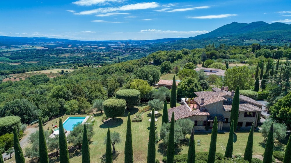 Villa Il Cedro 10&1 Emma Villas — 4-Star Luxury Hotel in Sarteano, Italy