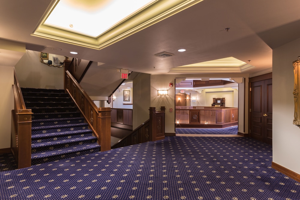 Hotel Winneshiek - photo 2