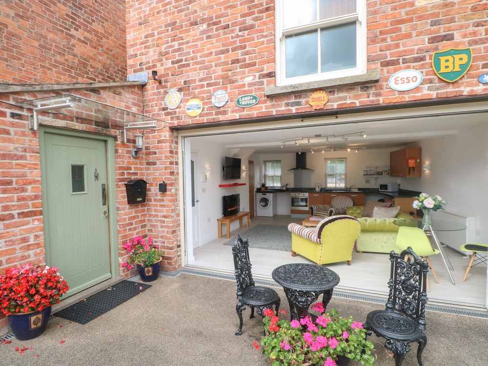 The Lodge at Cross Cottage — 4-Star Luxury Hotel in Wrexham, United Kingdom