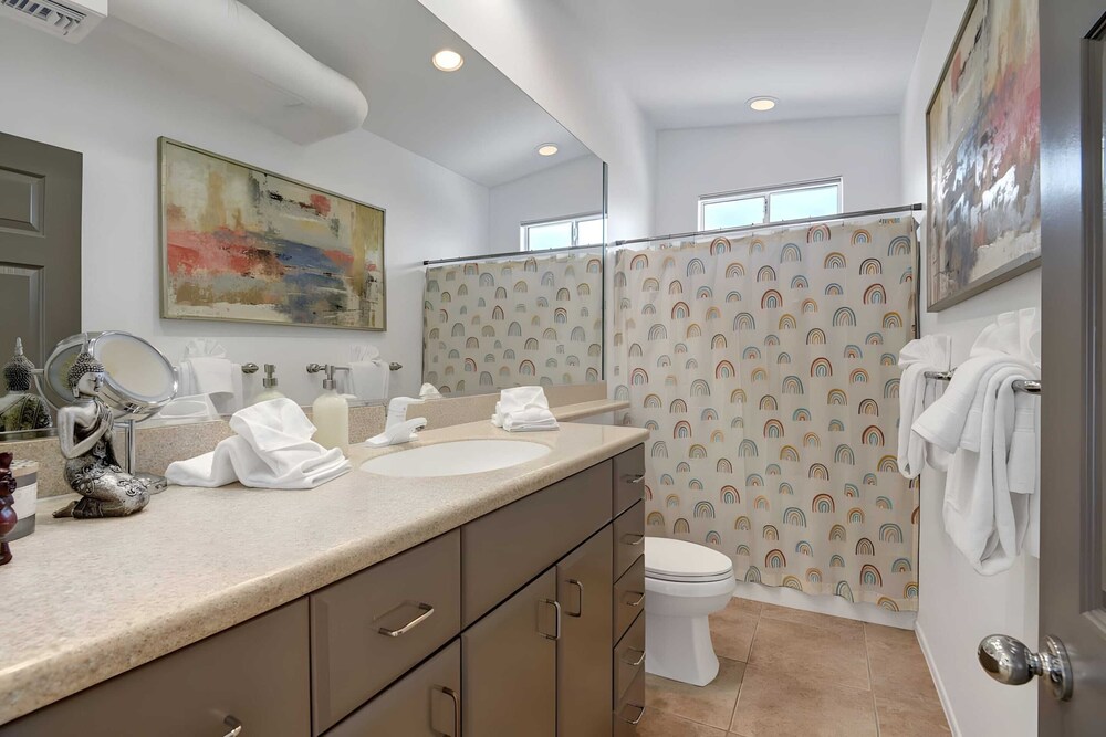 Modern Oasis w Pool Patio Lounge Mountain Views Palo Verde by AvantStay - photo 17
