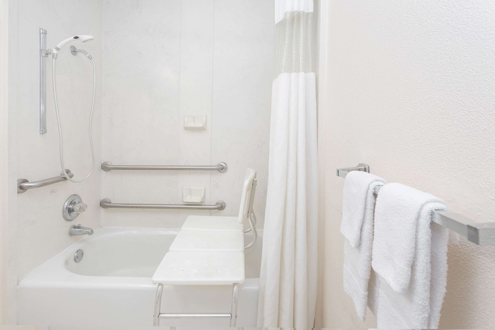 Super 8 by Wyndham Tifton - photo 31