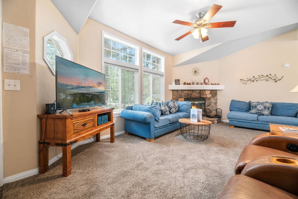 Wine Down Beautiful and well kept cabin with large fenced back yard — 4-Star Luxury Hotel in Big Bear City, United States