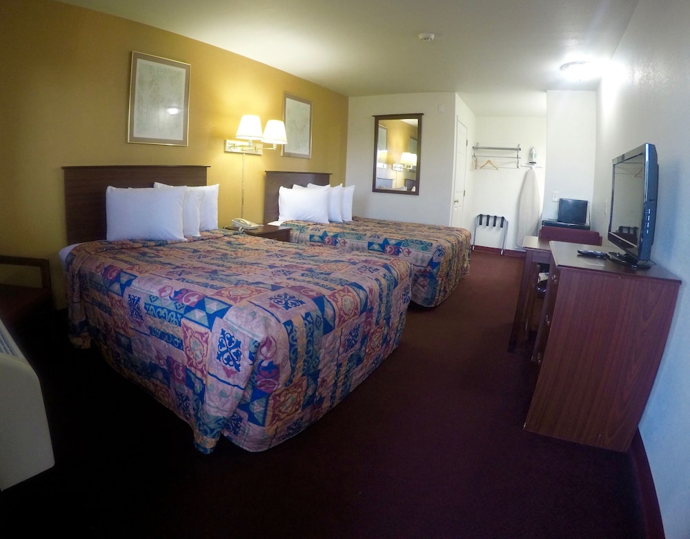 Rodeway Inn Goddard - photo 8