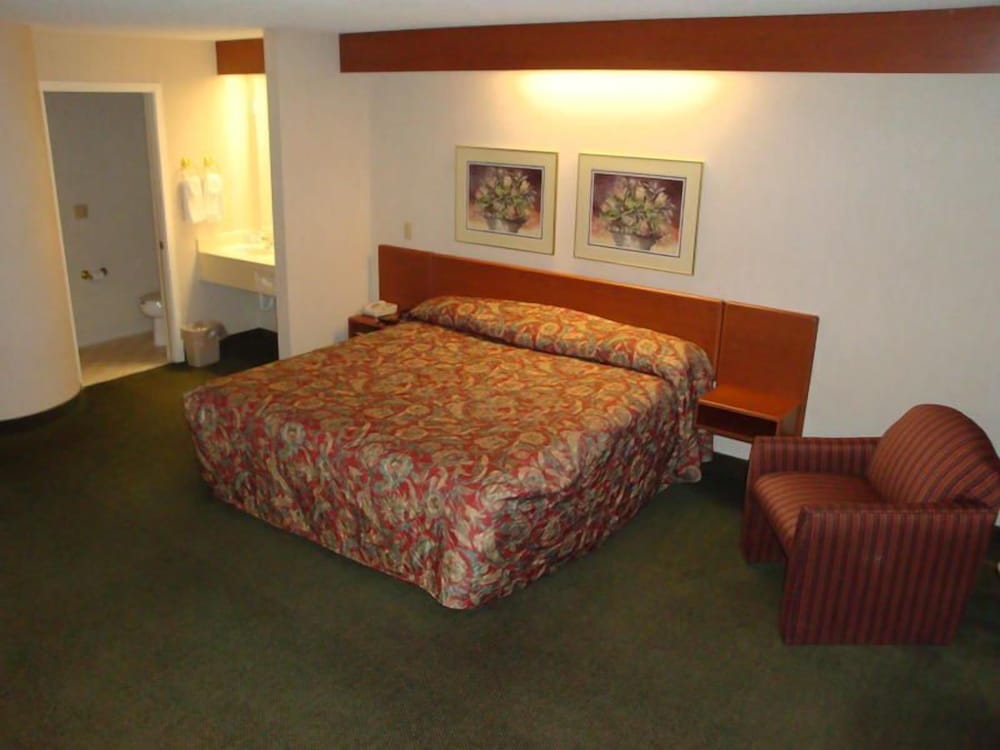 Syracuse Inn & Suites - photo 13