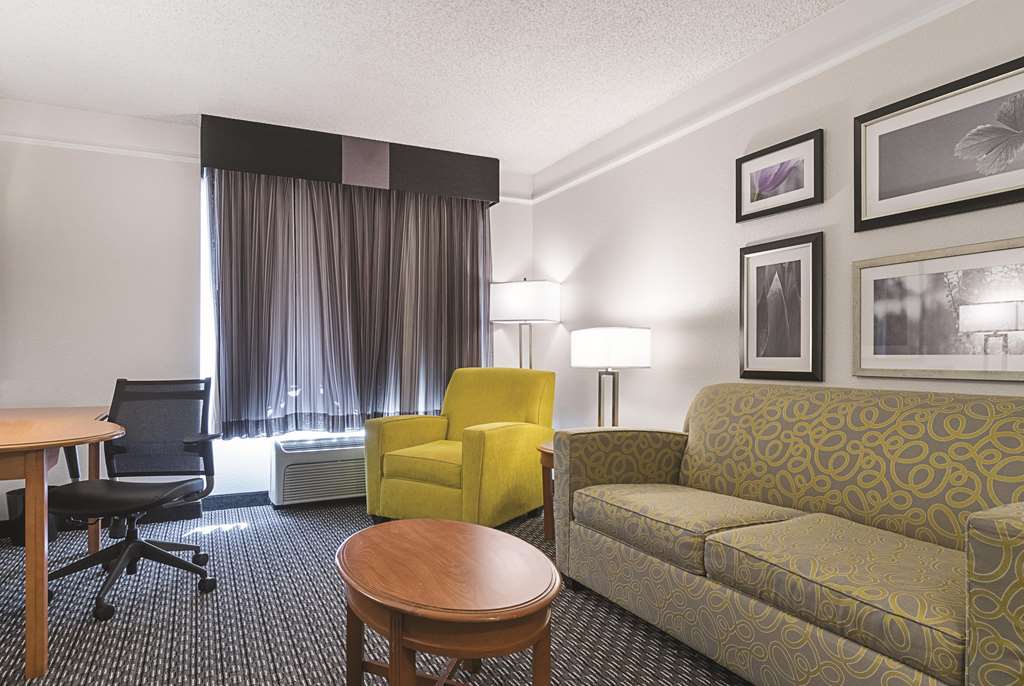 La Quinta Inn & Suites by Wyndham Phoenix Mesa West - photo 35