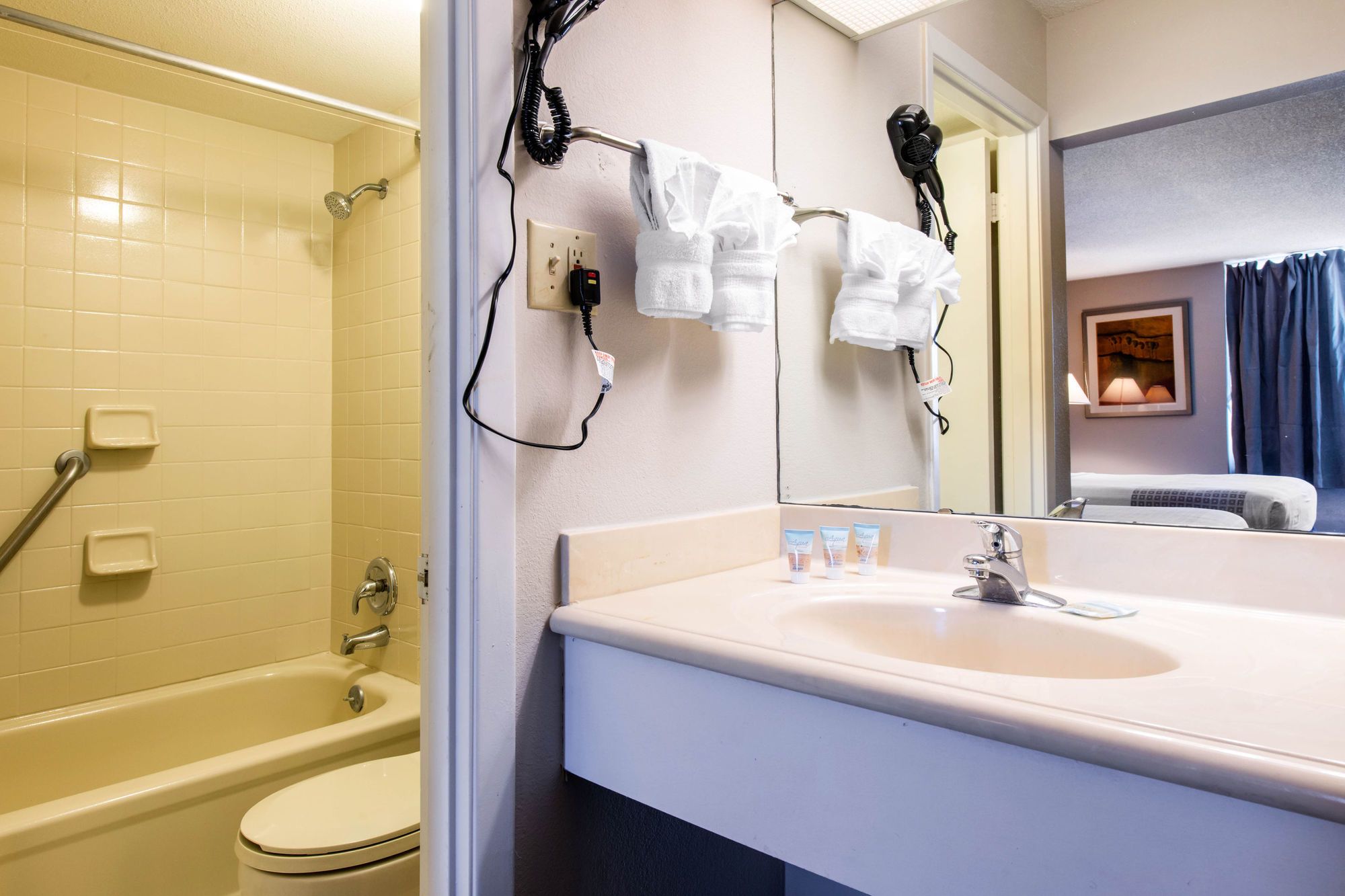 Econo Lodge Orlando Airport - photo 11