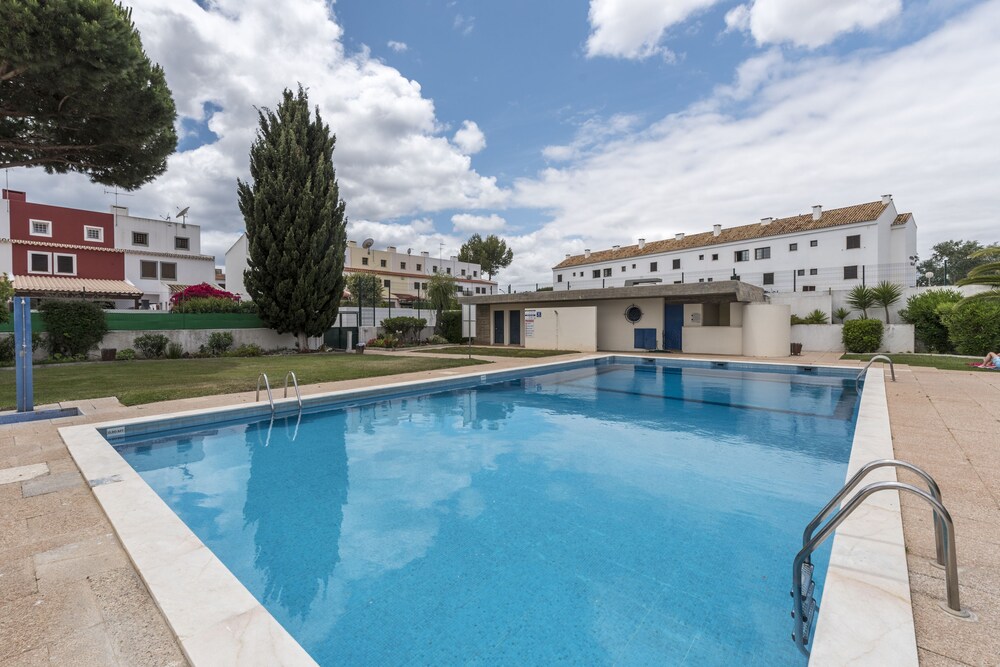 CheckinCheckout Vilamoura Flat with Pool — 4-Star Luxury Hotel in Loule, Portugal