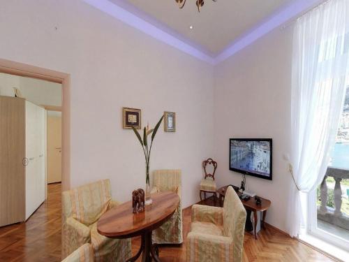 Apartment Mihe Two Bedroom Apartment with Balcony and Sea View