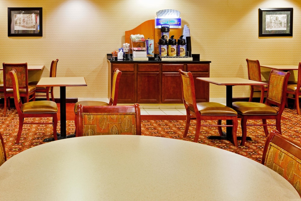 Holiday Inn Express & Suites Dickson by IHG - photo 14