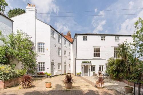 Fabulous Malvern Townhouse — 4-Star Luxury Hotel in Great Malvern, United Kingdom